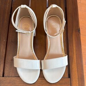 1901 Cream Dress Shoes Classic Pump Style